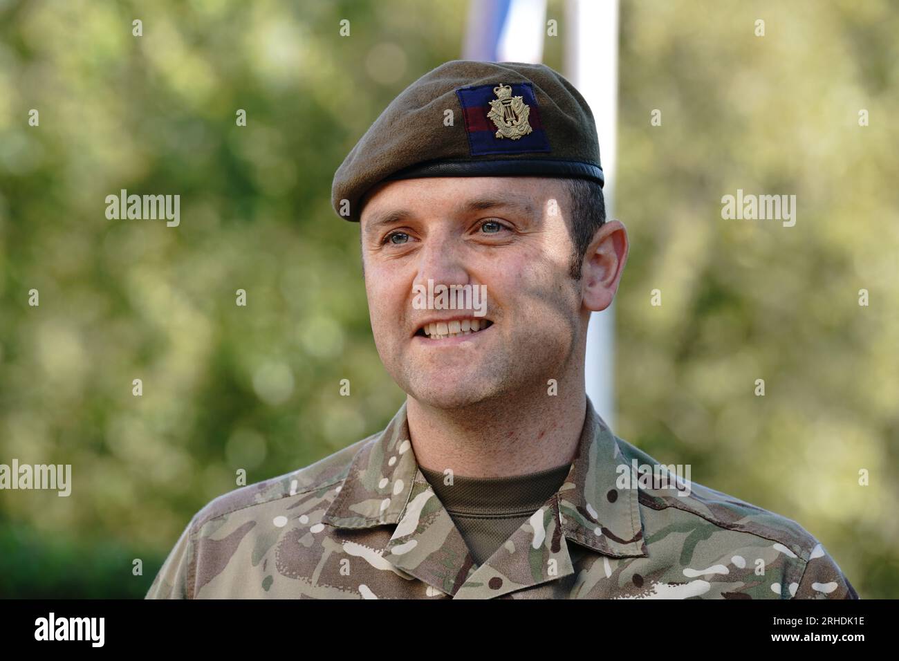 Le caporal Ben Smith parle aux médias à Wellington Barracks, à Londres, avant que le groupe Welsh Guards ne joue Sweet Caroline et Waltzing Matilda au palais de Buckingham, avant la demi-finale de la coupe du monde féminine de la FIFA entre l'Australie et l'Angleterre. Date de la photo : mercredi 16 août 2023. Banque D'Images