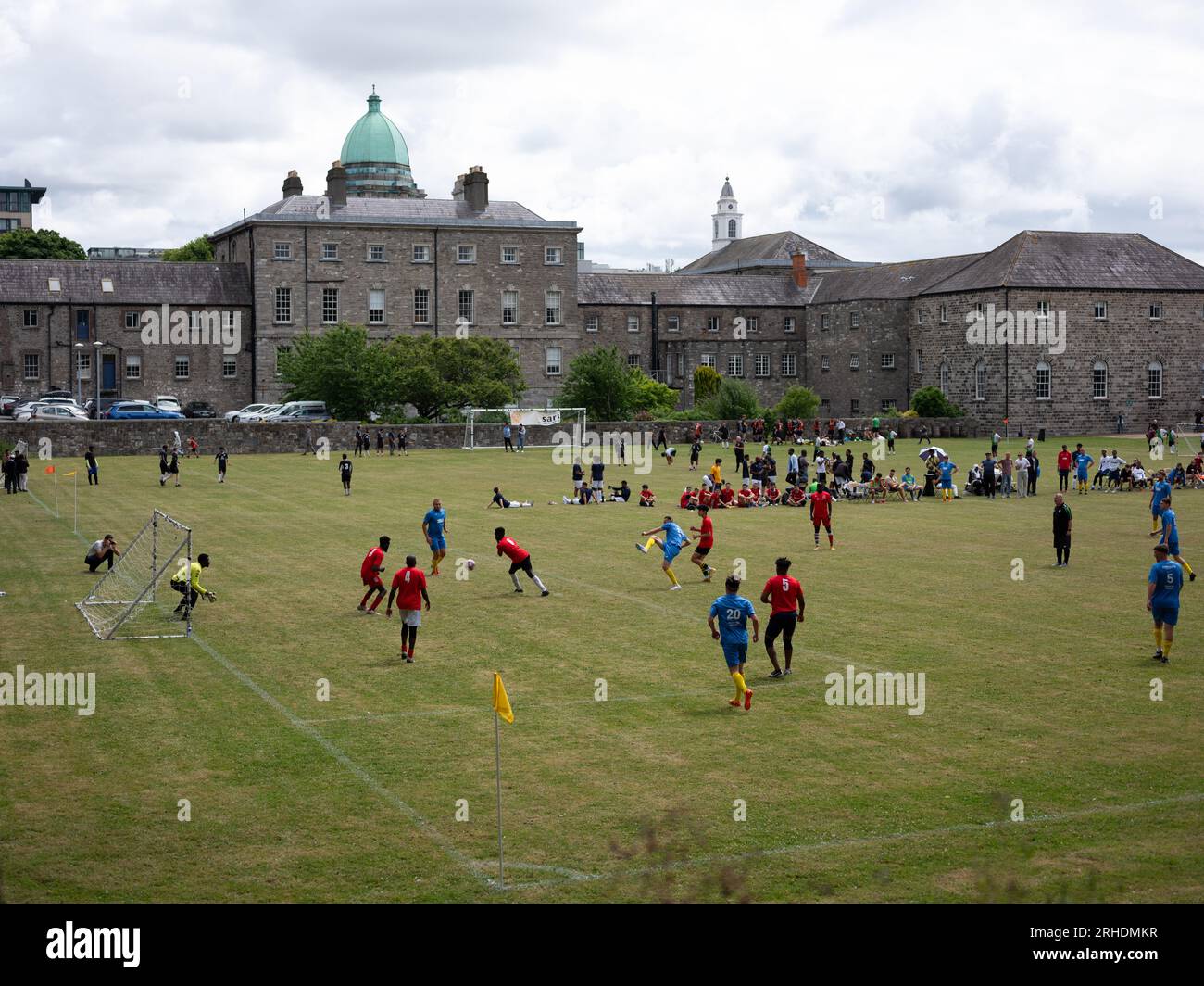 Un match de football se joue devant un bel immeuble ancien. Banque D'Images