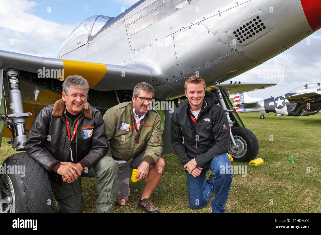 Steve Hinton, J Hinton et Steven Hinton Jr pilotes et opérateurs d'avions de chasse de la Seconde Guerre mondiale avec P-51 Mustang nord-américain. Planes of Fame Banque D'Images