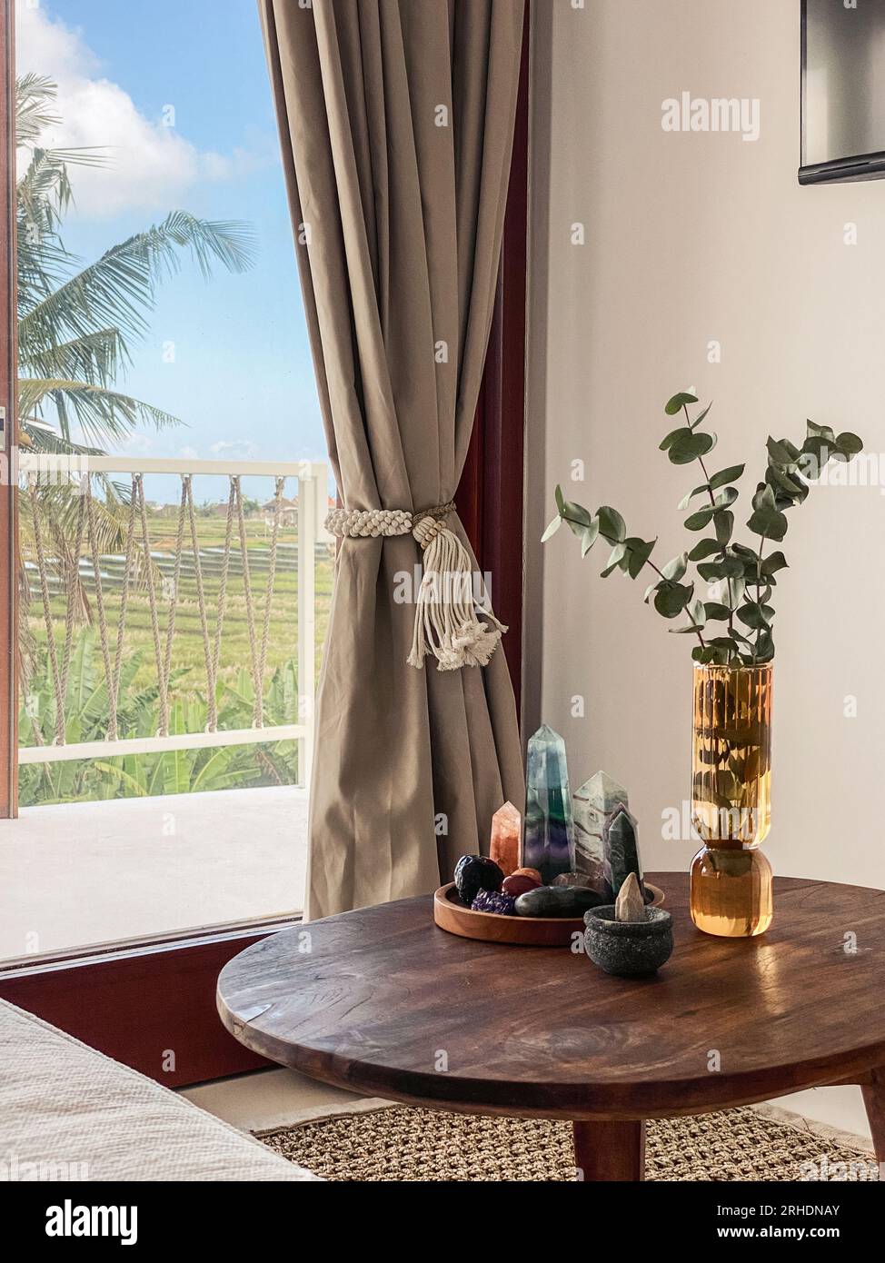 Vase en verre avec des feuilles d'eucalyptus, divers cristaux curatifs et  bâton d'encens sur la table basse dans le salon près de la fenêtre Photo  Stock - Alamy