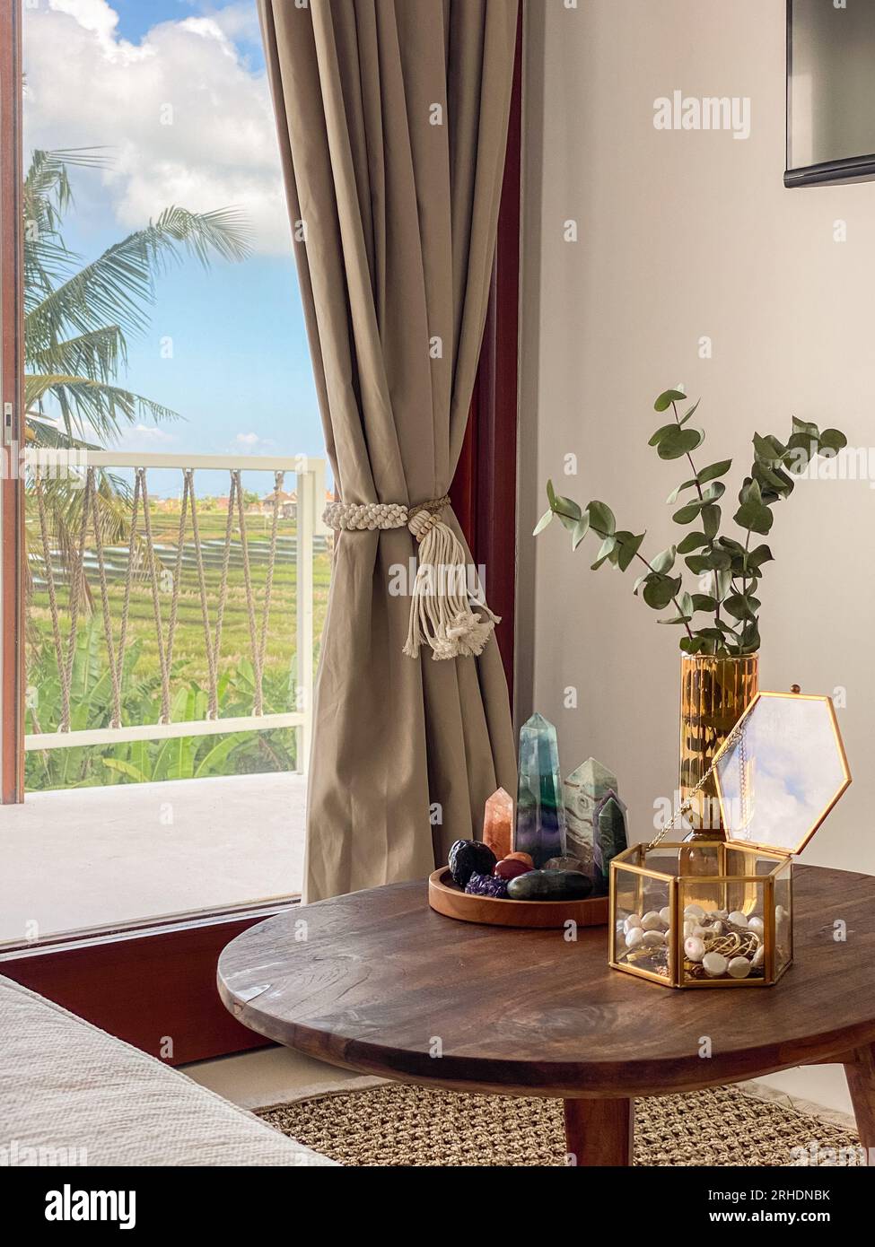 Vase en verre avec des feuilles d'eucalyptus, boîte à bijoux et divers  cristaux curatifs sur la table basse dans le salon près de la fenêtre Photo  Stock - Alamy