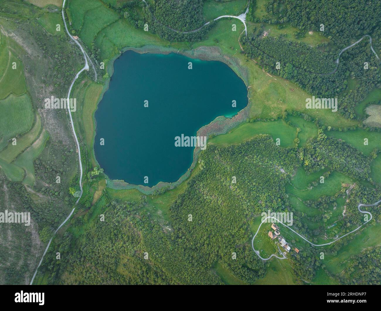 Vue aérienne du lac de Montcortès au lever du soleil d'été (Pallars Sobirà, Lleida, Catalogne, Espagne, Pyrénées) ESP : Vista aérea del lago de Montcortès Banque D'Images