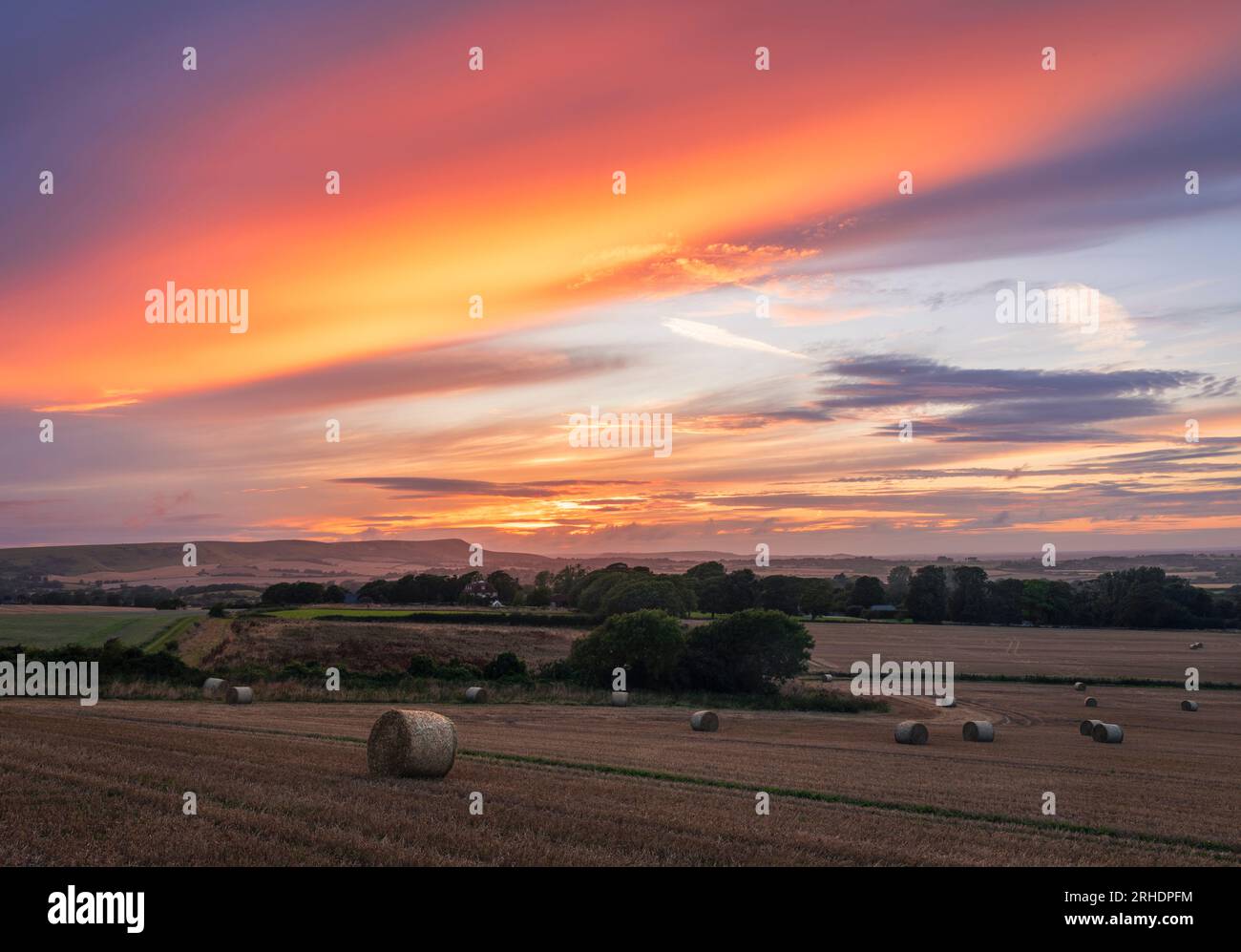 Spectaculaire coucher de soleil de la récolte d'août de Wilmington Hill sur les duvets du sud dans l'est du Sussex sud-est de l'Angleterre Royaume-Uni Banque D'Images