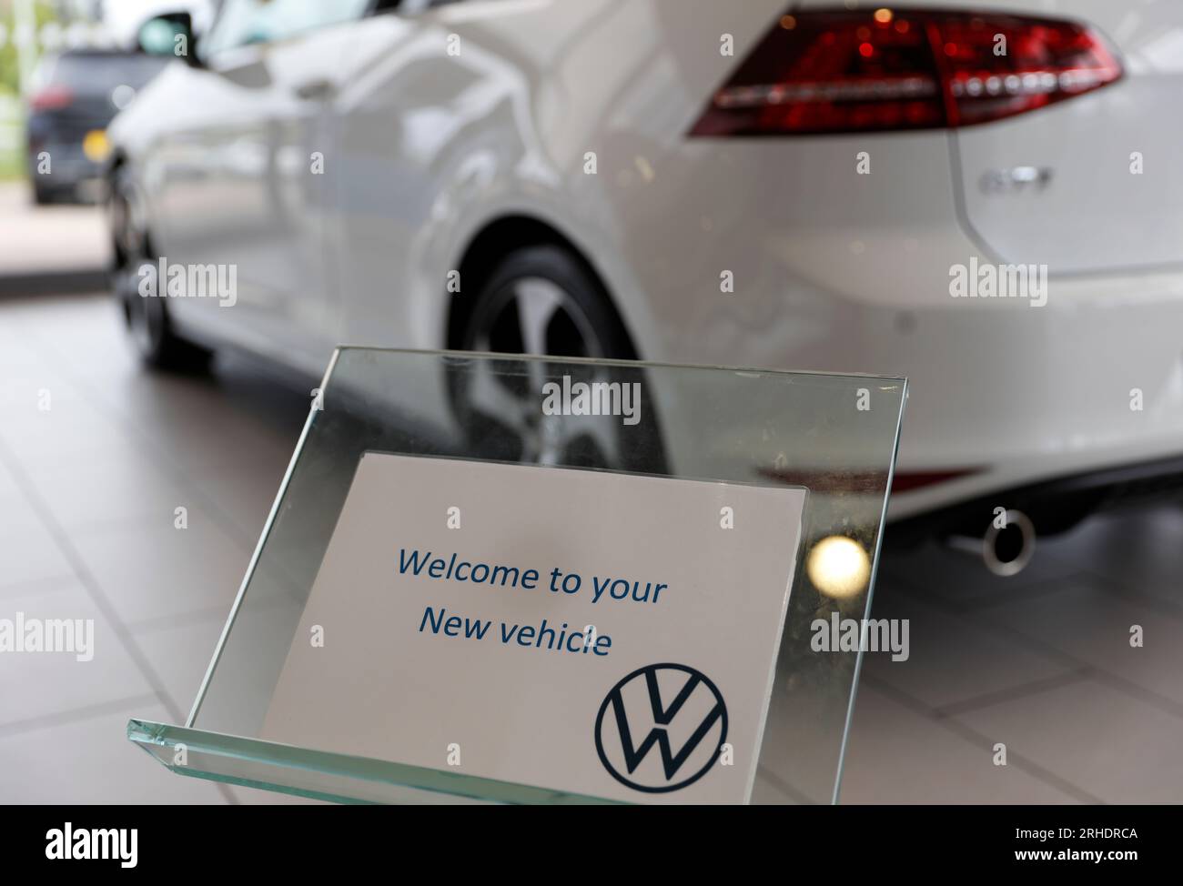 Achat d'une nouvelle voiture, collecte d'une nouvelle voiture blanche dans le showroom de VW, Volkswagen Golf GTI MK7 3 portes à hayon voiture essence Banque D'Images