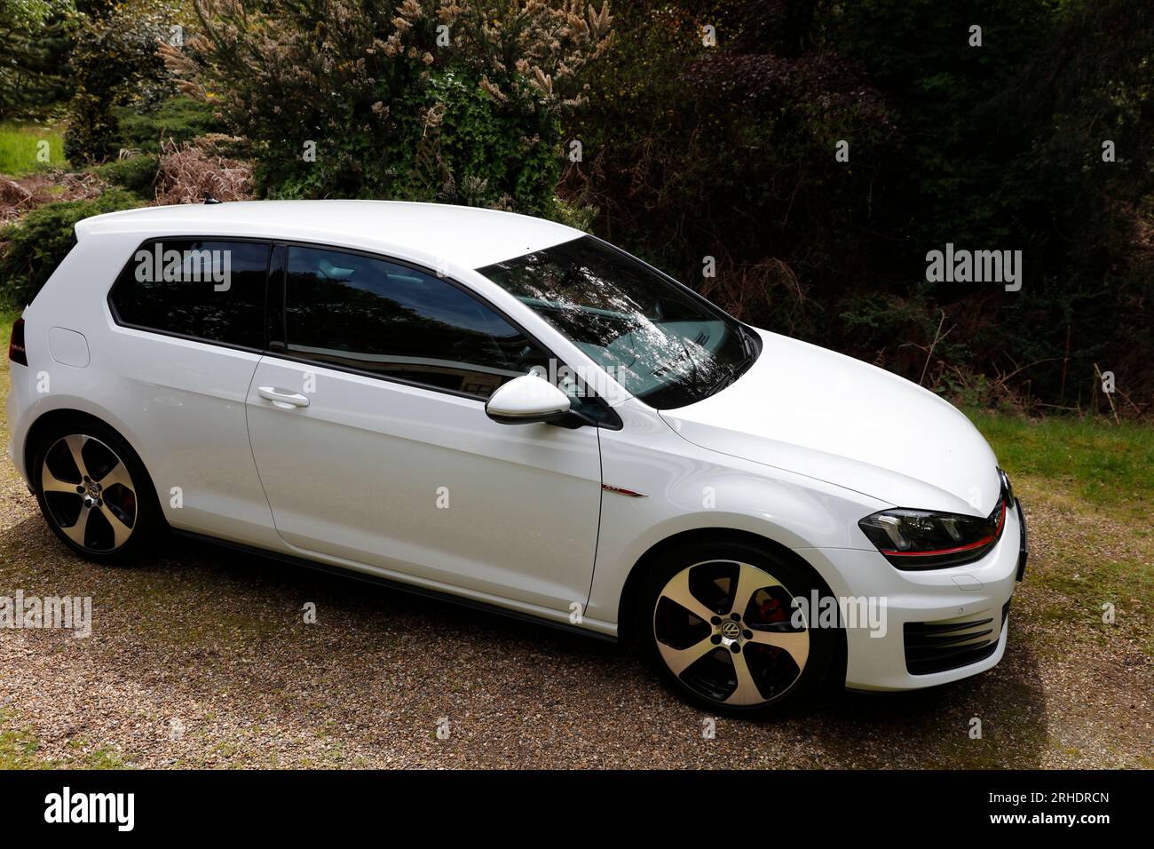 Nouvelle voiture blanche, Volkswagen Golf GTI MK7 3 portes à essence à hayon Banque D'Images