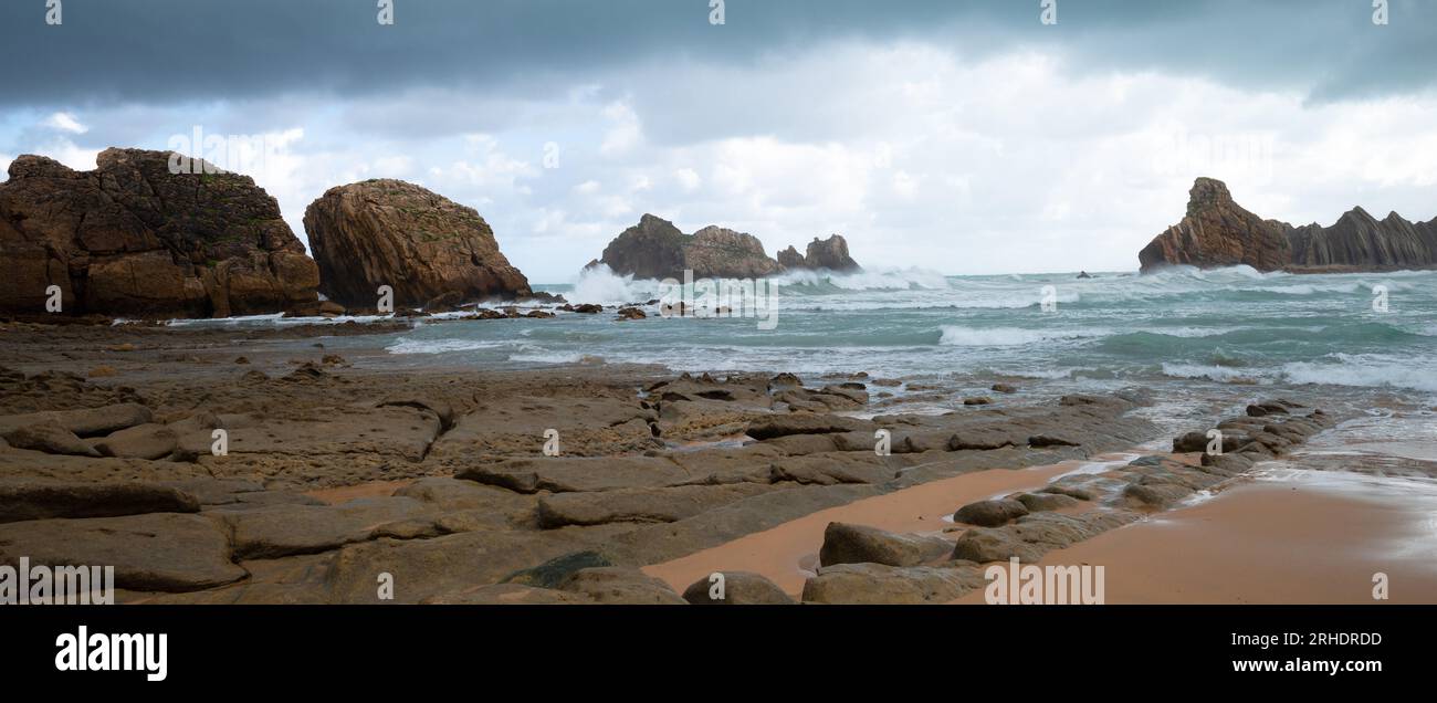 Plage à Liencrès dans la Tempête (Piélagos, pays basque espagnol, Espagne) Banque D'Images