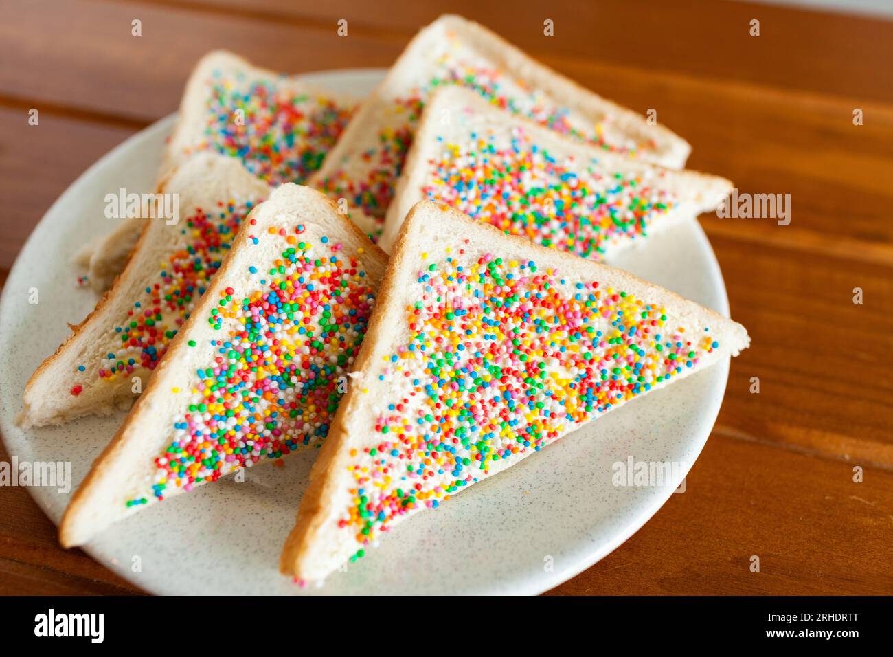 Triangles de nourriture de fête pour enfants australiens, pain de fée fait de pain blanc avec des saupoudrages et du beurre Banque D'Images