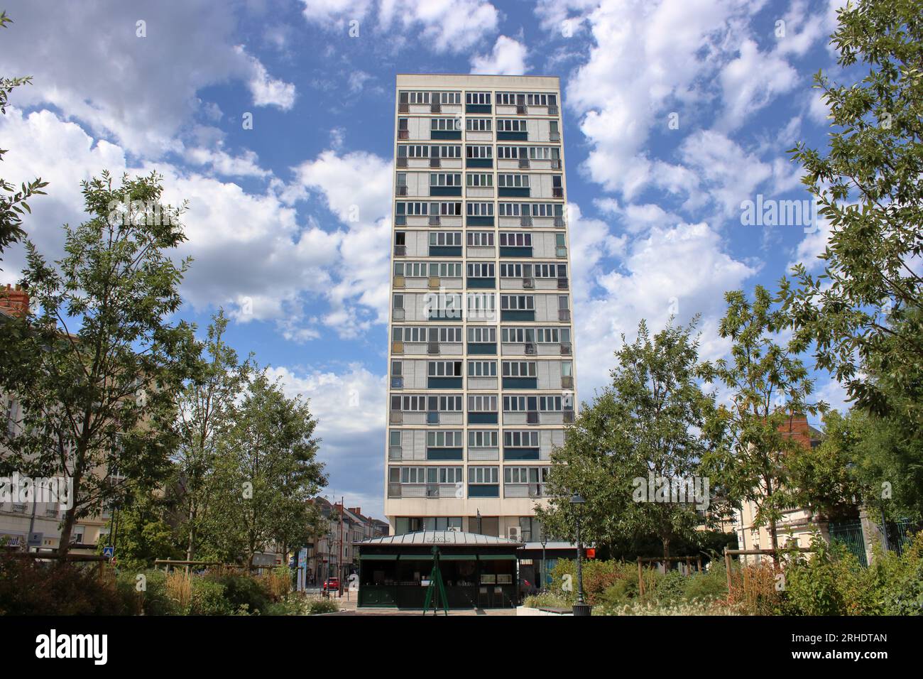 Vue du café français et des appartements résidentiels ci-dessus situé sur la place Gambetta à Châteauroux une ville dans le centre de la France. Banque D'Images