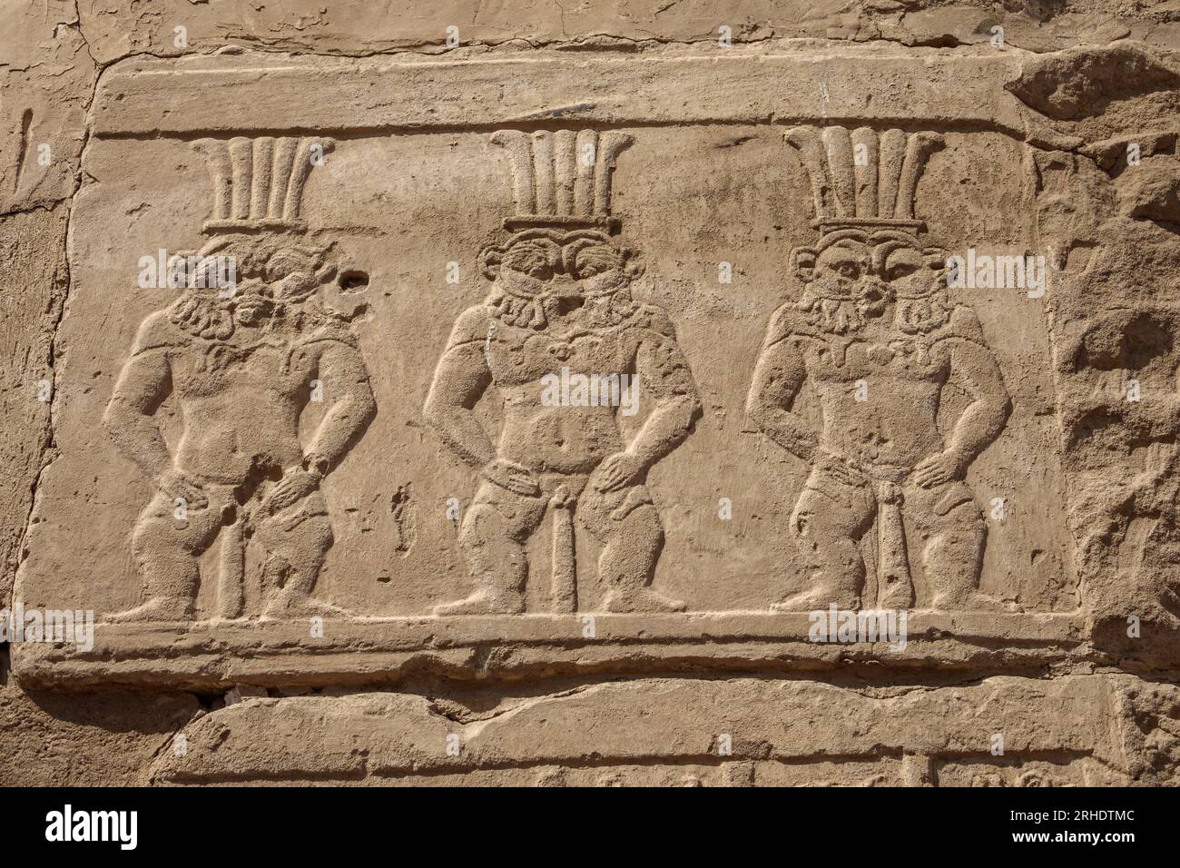 Sculpture de dieu Bès dans la cour extérieure du temple Denderah, près de Qena, en Égypte Banque D'Images