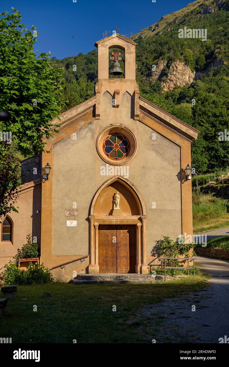 Église Santa Bàrbara à Ogassa, située dans l’urbanisation Prat del Pinter, de style néo-gothique (Ripollès, Gérone, Catalogne, Espagne, Pyrénées) Banque D'Images