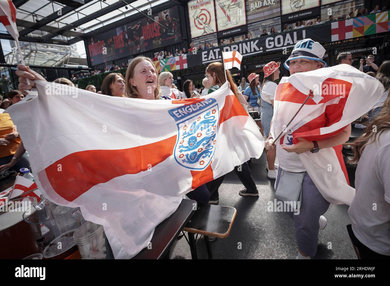 Londres, Royaume-Uni. 16 août 2023. Coupe du monde féminine de la FIFA : demi-finale Angleterre vs Australie. Les fans célèbrent alors que l'Angleterre marque leur premier but en regardant le grand écran au BOXPARK Croydon lors du match de demi-finale Angleterre contre Australie diffusé en direct depuis Stadium Australia à Sydney. Crédit : Guy Corbishley/Alamy Live News Banque D'Images