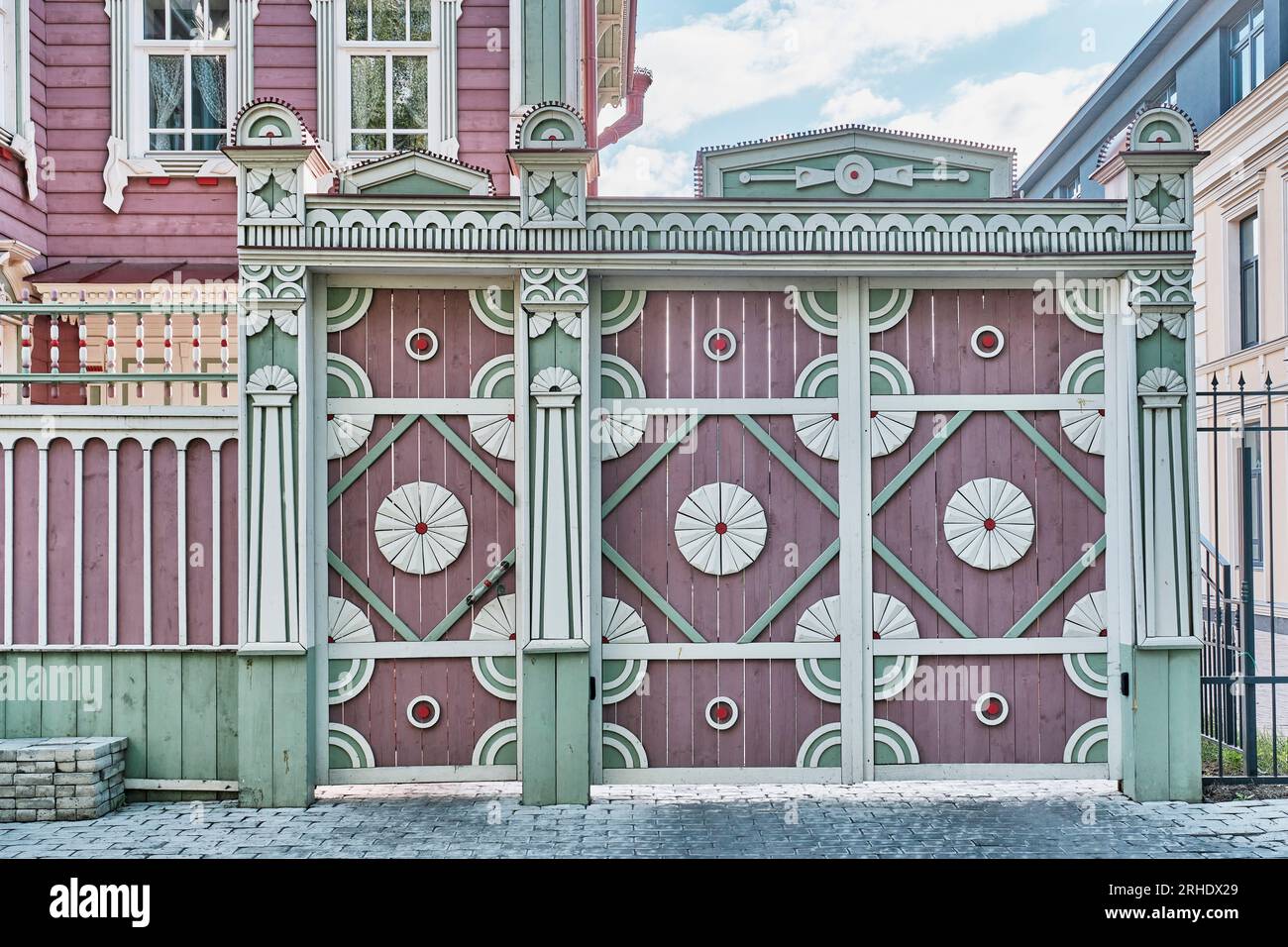 Portail en bois coloré avec motif végétal sculpté, ornement tatar traditionnel. Maison résidentielle recréée au début du 20e siècle. Vieille colonie tatare, Kazan Banque D'Images