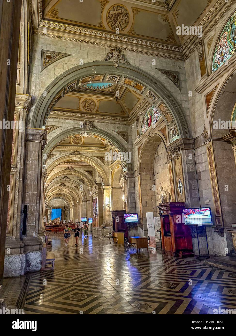 La nef droite dans la cathédrale métropolitaine de Santiago à Santiago, Chili. Banque D'Images