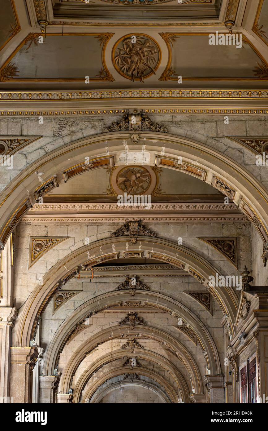 Arches en pierre dans le plafond de la nef droite dans la cathédrale métropolitaine de Santiago à Santiago, Chili. Banque D'Images