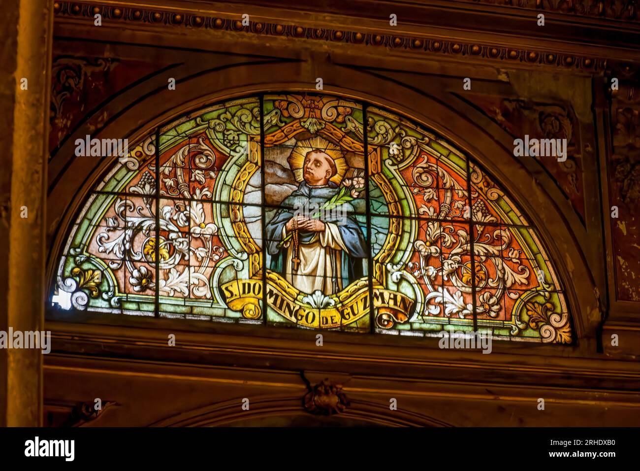 Un vitrail de Santo Domingo ou St. Dominique dans la cathédrale métropolitaine de Santiago à Santiago, Chili. Banque D'Images