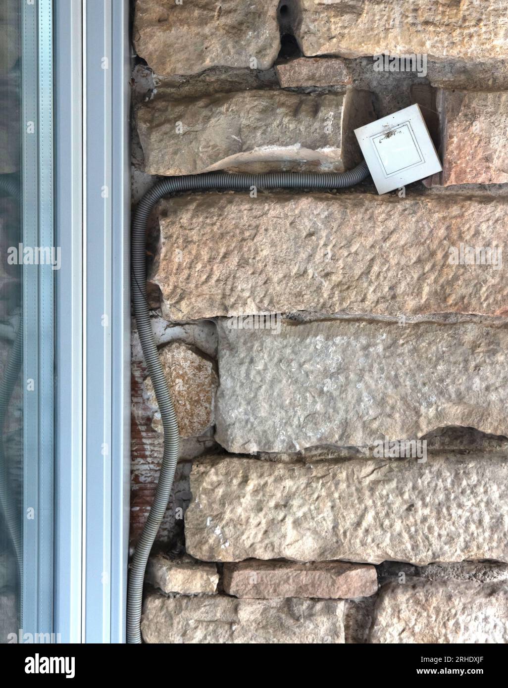 Câble électrique ouvert dans un ancien bâtiment français, pas très sûr Banque D'Images