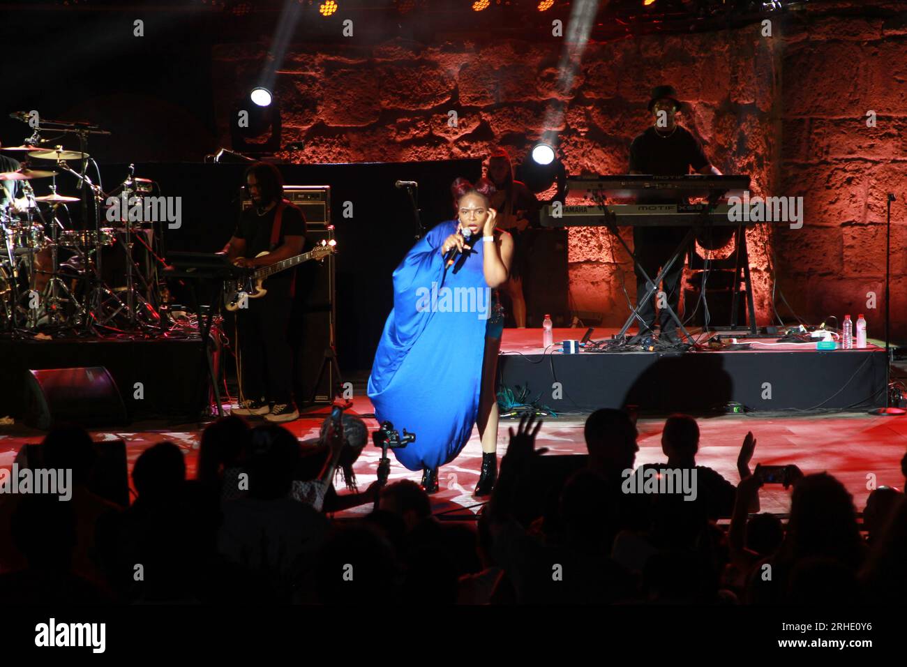 16 août 2023, Carthage, Tunis, Tunisie : concert de Yemi Alade à la 57e édition du Festival de Carthage. L'artiste, chanteuse et compositrice afropop nigériane, surnommée par ses fans « Mama Africa » pour son amour pour sa terre natale, a sorti quatre albums, un EP et de nombreux singles à succès. Elle s’est produite sur scène devant des milliers de personnes à travers l’Afrique, l’Europe et les États-Unis. (Image de crédit : © Chokri Mahjoub/ZUMA Press Wire) USAGE ÉDITORIAL SEULEMENT! Non destiné à UN USAGE commercial ! Banque D'Images