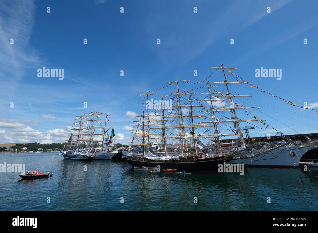 Falmouth, Cornouailles, Royaume-Uni. 16 août 2023. UK Météo. Il faisait chaud et ensoleillé pour les Tall Ships amarrés à Falmouth, avant le départ de la course cette semaine. Vu ici 2 canoéistes se rapprochant de la Georg Stage du danemark . Crédit Simon Maycock / Alamy Live News. Banque D'Images