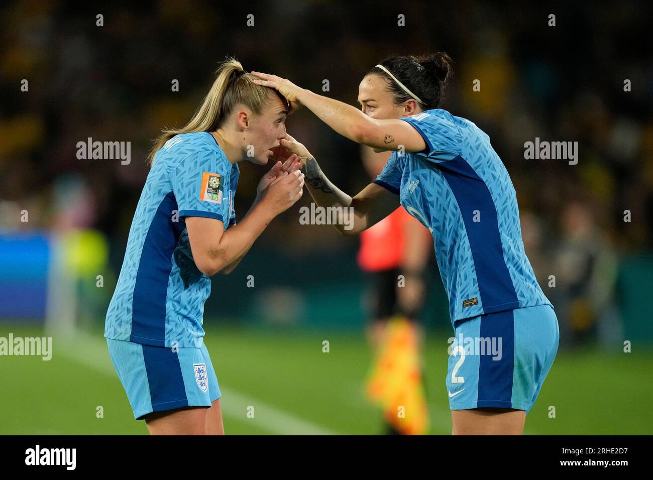 England's Lucy Bronze, right, checks the eye of teammate Georgia Stanway during the Women's World Cup semifinal soccer match between Australia and England at Stadium Australia in Sydney, Australia, Wednesday, Aug. 16, 2023. (AP Photo/Rick Rycroft) Banque D'Images