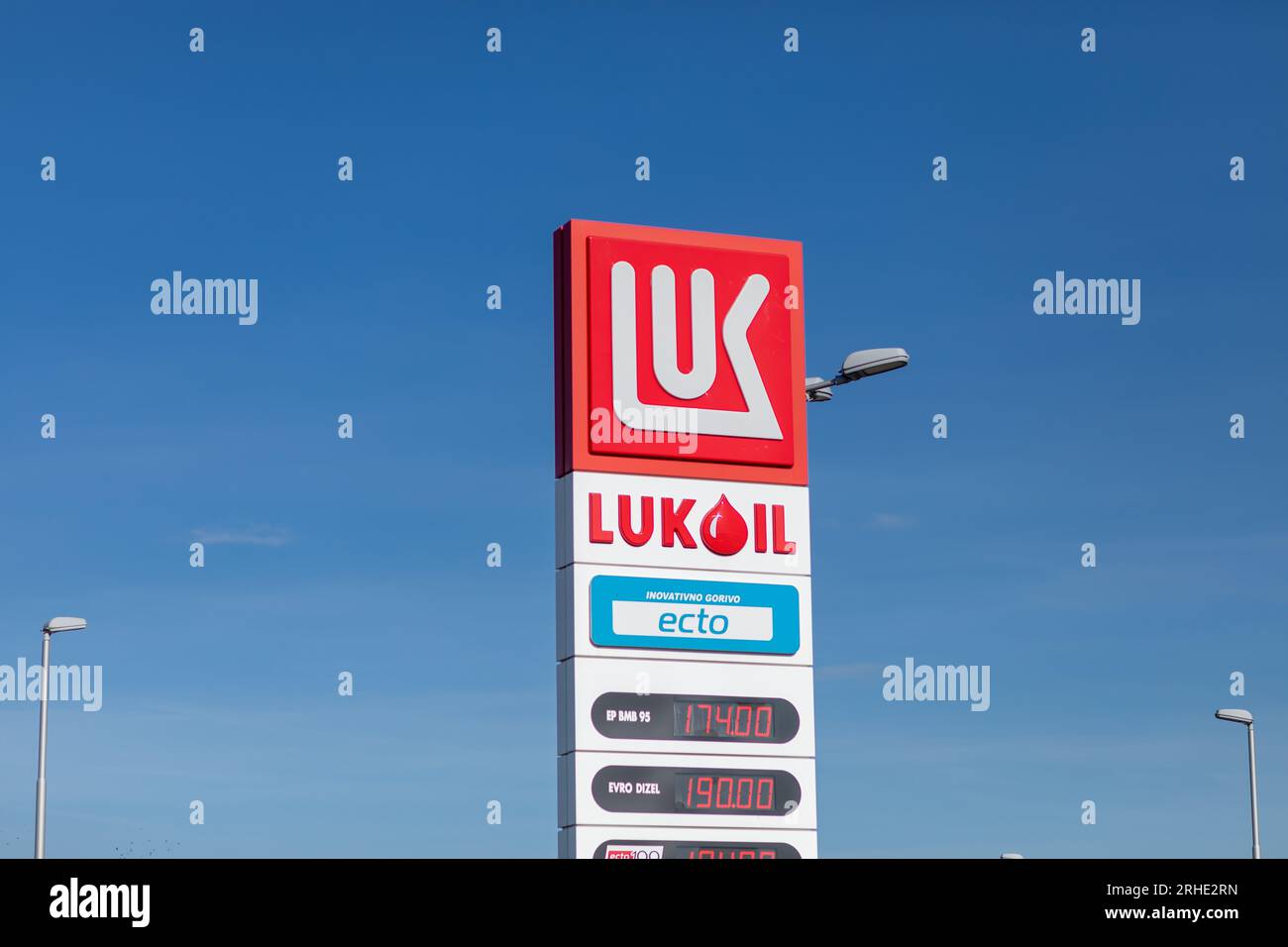 Valjevo, Serbie - 24 mars 2023 : logo de la station-service de la compagnie pétrolière LUKOIL. Lukoil est une multinationale russe de l'énergie dont le siège est à Moscou, s Banque D'Images