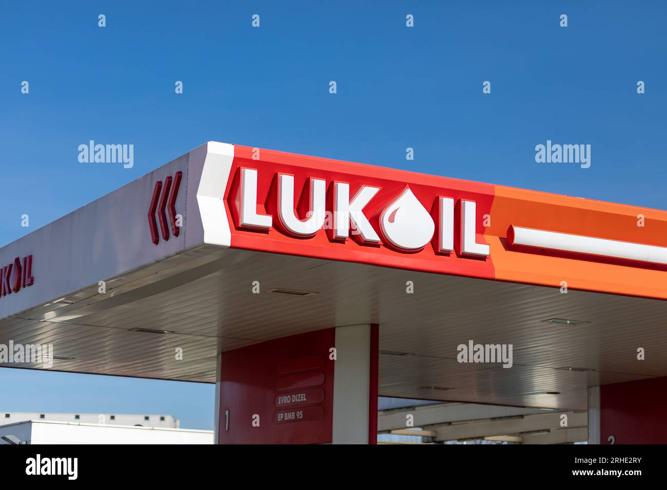 Valjevo, Serbie - 24 mars 2023 : logo de la station-service de la compagnie pétrolière LUKOIL. Lukoil est une multinationale russe de l'énergie dont le siège est à Moscou, s Banque D'Images
