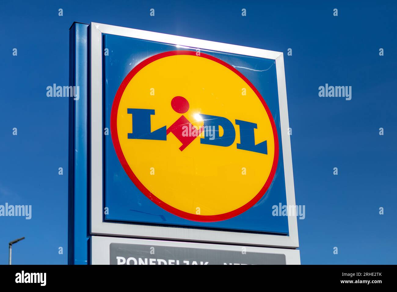 Valjevo, Serbie - 24 mars 2023 : enseigne de la chaîne de supermarchés LIDL. LIDL est une chaîne allemande de supermarchés discount basée à Neckarsulm, Baden-Wuerttem Banque D'Images