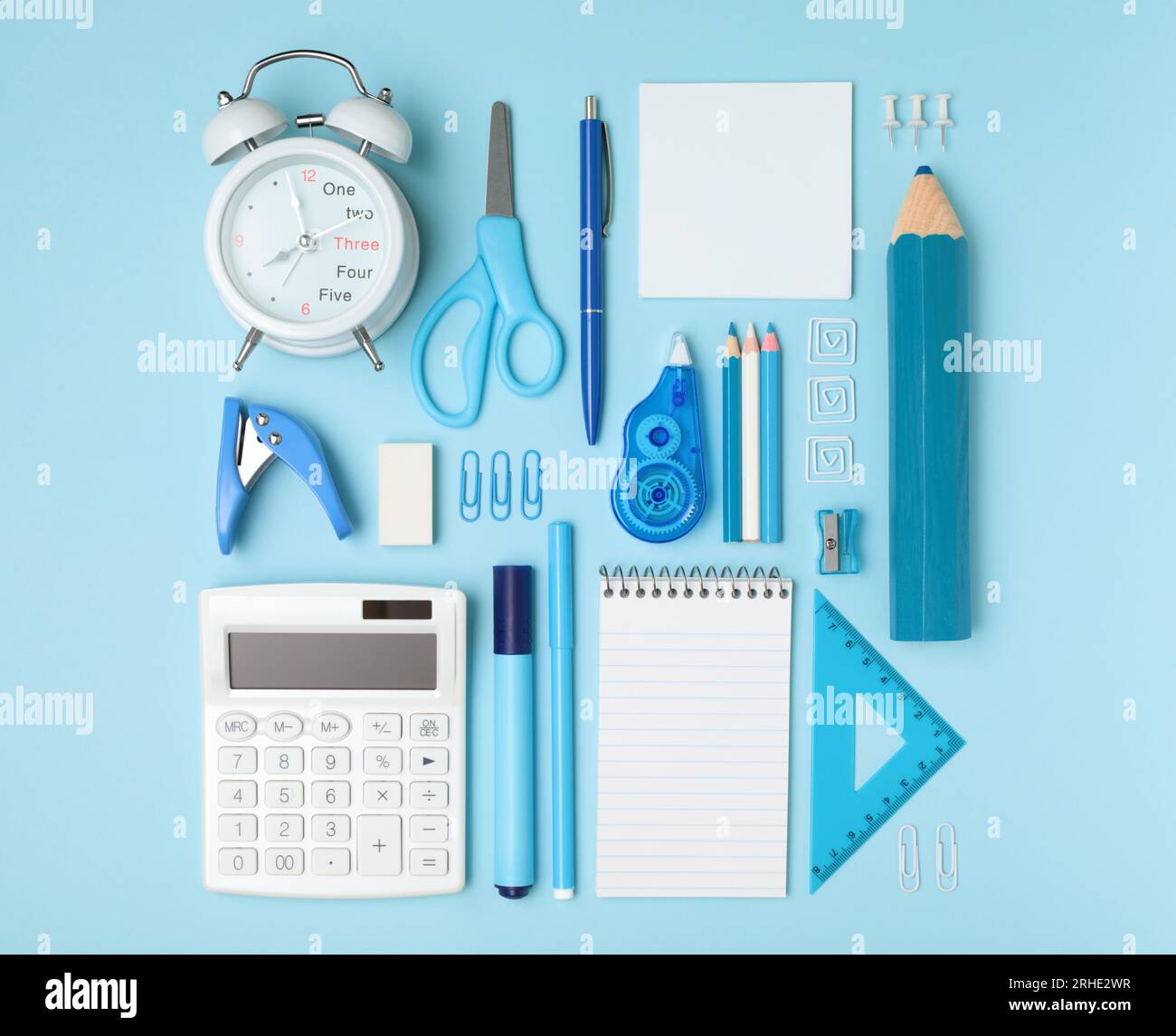 Fournitures scolaires et de bureau bleues sur fond bleu, concept de modèle monochrome, vue de dessus gros plan Banque D'Images