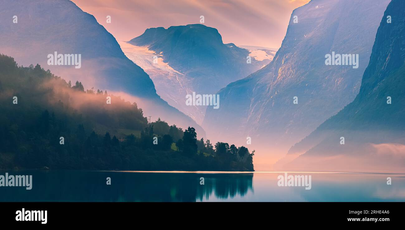 Une photo de 2:1 d'un lever de soleil au Kjenndalsbreen, un bras latéral du glacier Jostedalsbreen situé au sud du lac Lovatnet près de Loen dans la municipalité de Stryn Banque D'Images