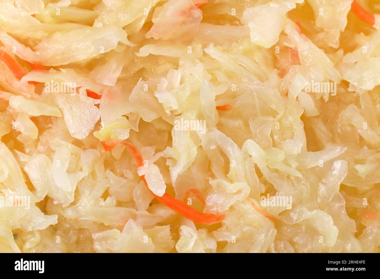 Vue de dessus de savoureuse choucroute de chou râpé et texture de carotte en gros plan. Banque D'Images