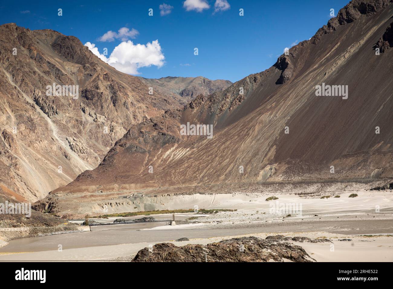 Inde, Ladakh, vallée de Nubra, Yagulung, pont suspendu Masang Rzampa sur la rivière Shyok Banque D'Images