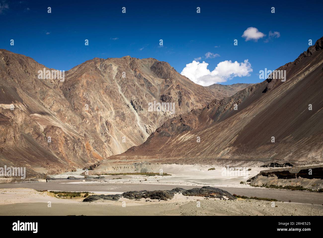 Inde, Ladakh, vallée de Nubra, Yagulung, pont suspendu Masang Rzampa sur la rivière Shyok Banque D'Images