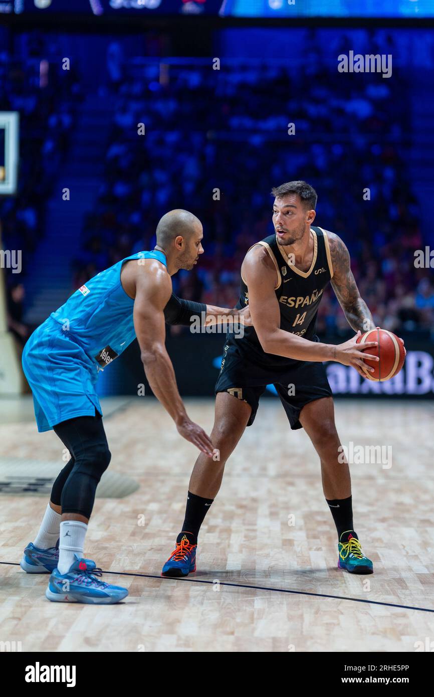 Malaga, Espagne. 11 août 2023. Willy Hernangomez (à droite) et Jordan Morgan (à gauche) en action lors du match amical de basket-ball Espagne-Slovénie précédant la coupe du monde FIBA 2023 au Palacio de los Deportes Martin Carpena. Score final : Espagne 99-79 Slovénie. (Photo Francis Gonzalez/SOPA Images/Sipa USA) crédit : SIPA USA/Alamy Live News Banque D'Images