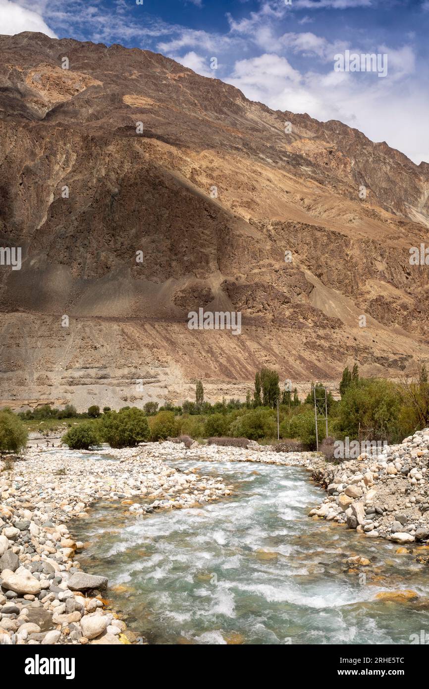 Inde, Ladakh, vallée de Nubra, Turtuk, ruisseau d'eau de fonte rejoignant la rivière Shyok Banque D'Images