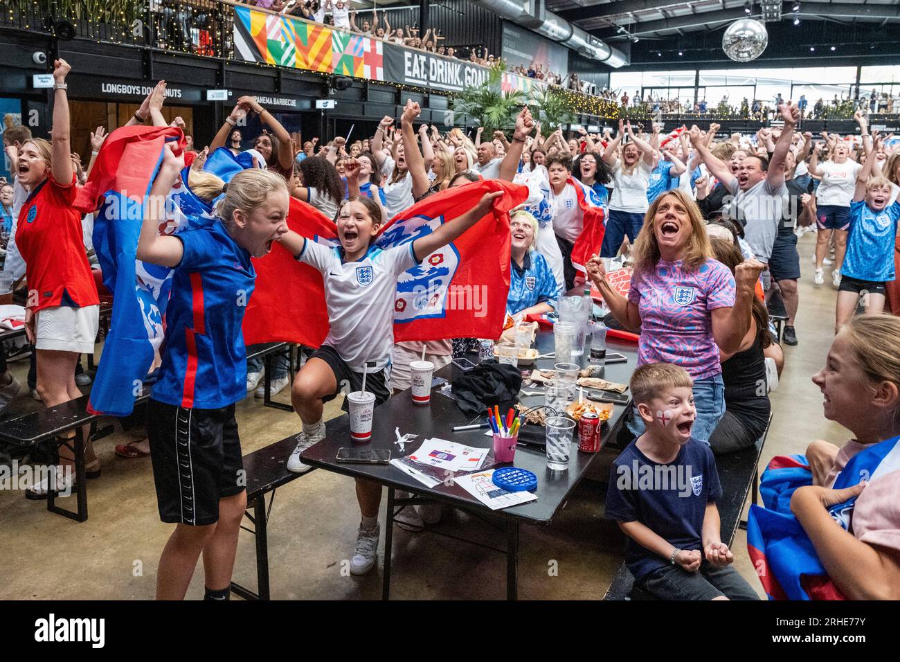 Londres, Royaume-Uni. 16 août 2023. Les supporters anglais au BOXPARK Wembley Park célèbrent l'objectif de Lauren Hemp de faire 1-2 lors de la seconde moitié de la diffusion en direct sur grand écran du match de demi-finale de l'Angleterre contre l'Australie lors de la coupe du monde féminine de la FIFA 2023, qui se joue en Australie et en Nouvelle-Zélande. Score final Australie 1 Angleterre 3. Crédit : Stephen Chung / Alamy Live News Banque D'Images