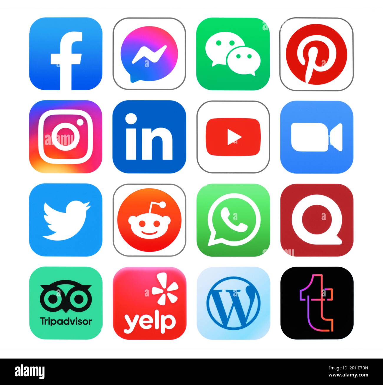 Kiev, Ukraine - 28 août 2022 : icônes ensemble d'applications de médias sociaux qui utilisent régulièrement aux États-Unis, imprimé sur papier : Facebook, Messenger, WeChat, Pinterest, Banque D'Images