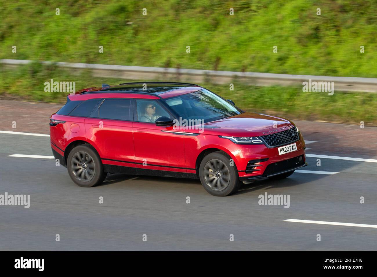 2022 2022 Land Rover R Rover Velar R-Dyn se PHEV A P400e 404 PHEV 300Ch + 143Ch moteur 13.6Kwh batterie Auto Start / Stop Red car SUV hybride électrique 1997 cc voyageant à grande vitesse sur l'autoroute M6 dans le Grand Manchester, Royaume-Uni Banque D'Images