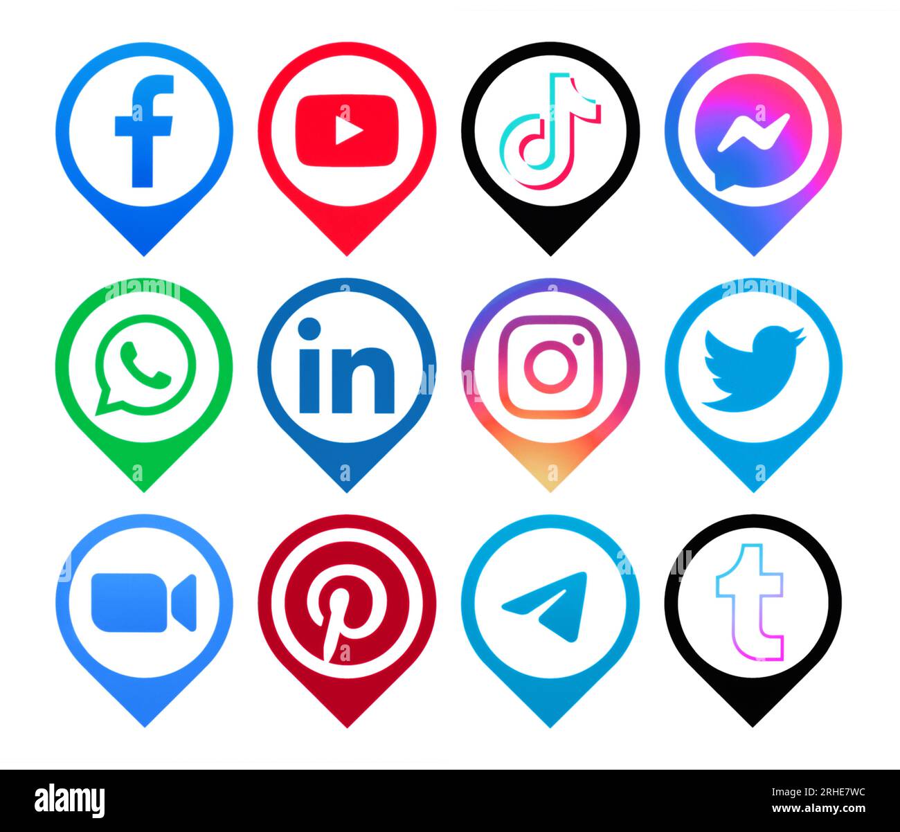 Kiev, Ukraine - 28 août 2022 : ensemble d'icônes populaires des médias sociaux pointeurs, imprimés sur papier : Facebook, Youtube, Tiktok, Messenger et autres Banque D'Images