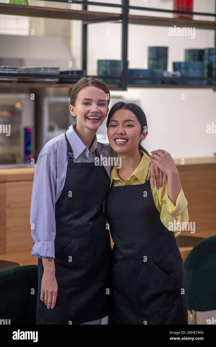 Mignons collègues féminines sur le lieu de travail au café Banque D'Images