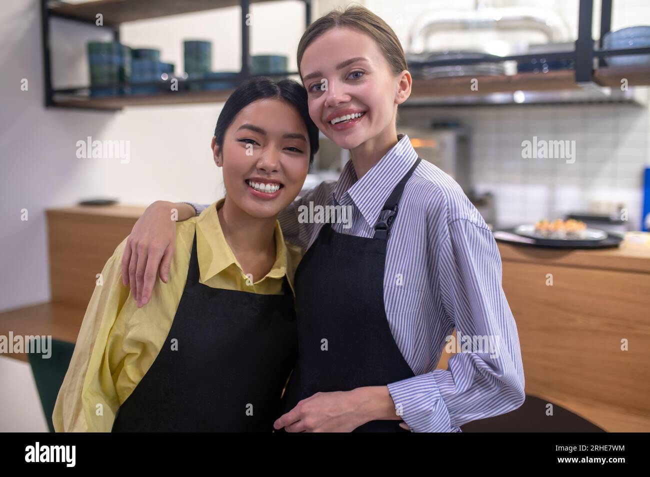 Mignons collègues féminines sur le lieu de travail au café Banque D'Images