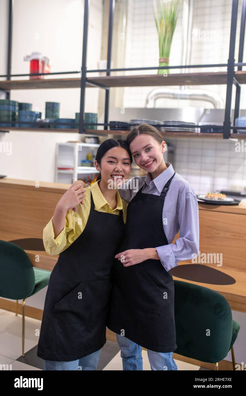 Mignons collègues féminines sur le lieu de travail au café Banque D'Images