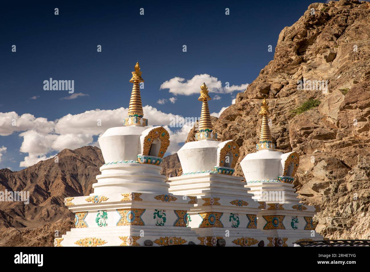 Inde, Ladakh, Thiksey Gompa, trois chorten surplombant la vallée de Leh Banque D'Images