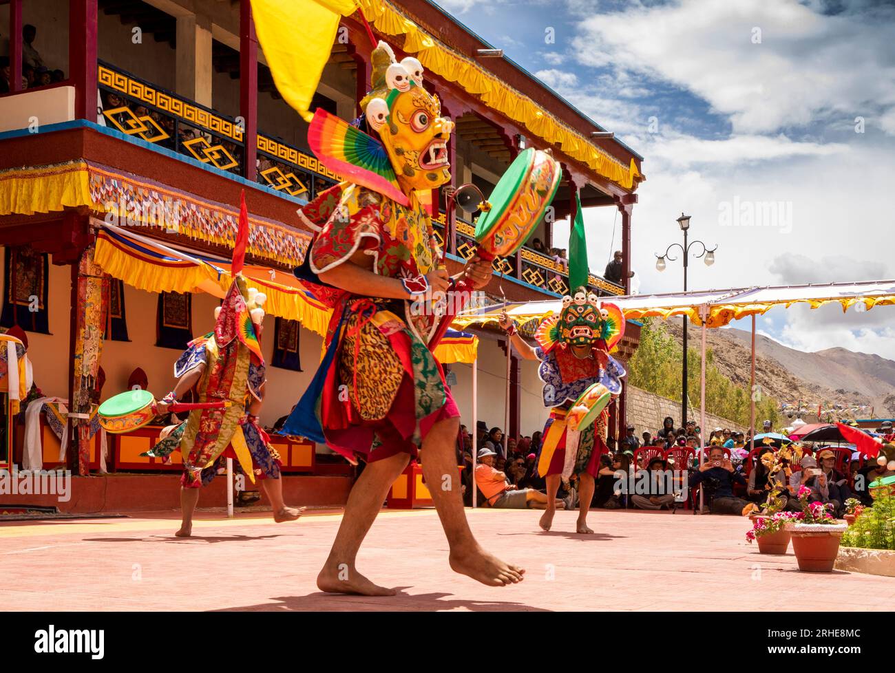 Inde, Ladakh, Leh Valley Sakti, Takthok, Tak tok Tsechu, festival, Seigneur masqué du temps et sagesse transcendante, danseurs de Mahakala Cham avec tambours Banque D'Images