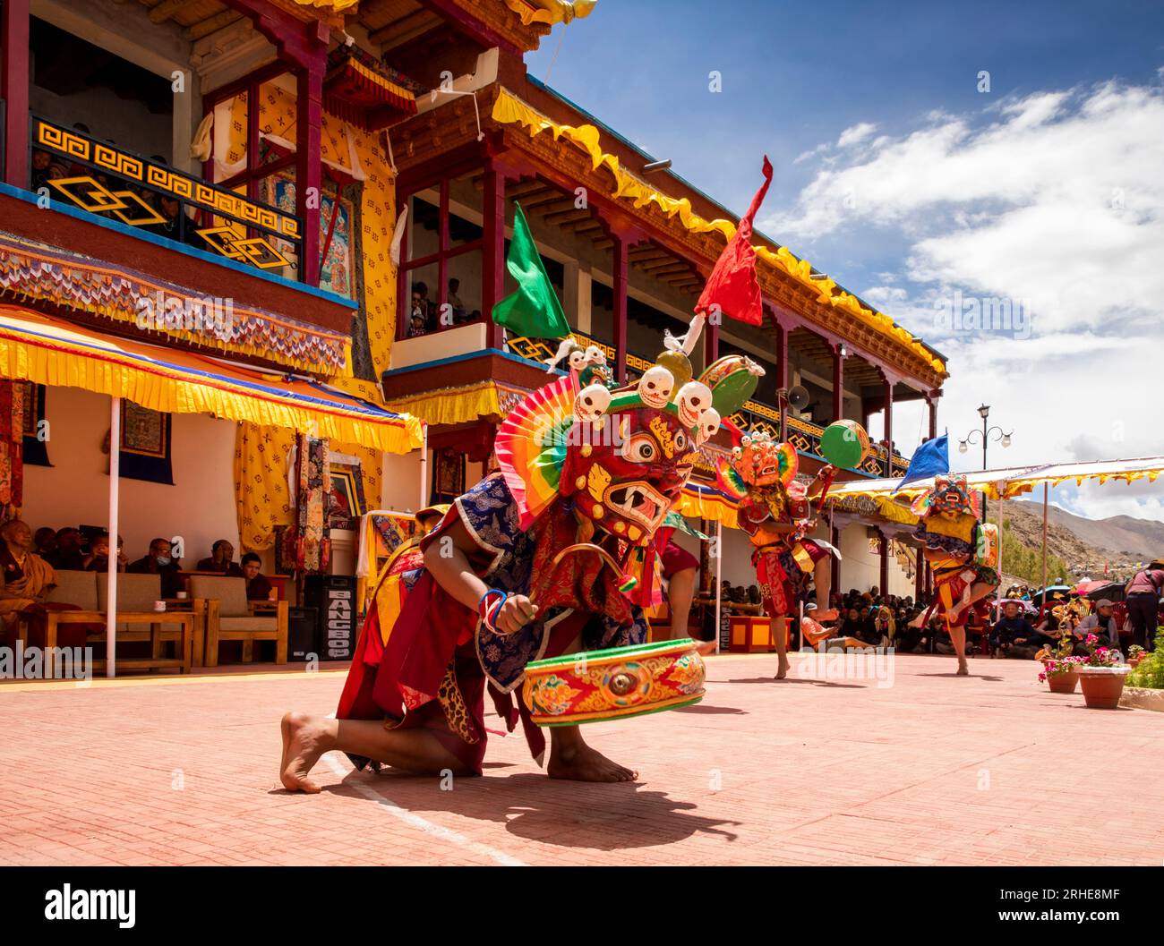 Inde, Ladakh, Leh Valley Sakti, Takthok, Tak tok Tsechu, festival, Seigneur masqué du temps et sagesse transcendante, danseurs de Mahakala Cham avec tambours Banque D'Images