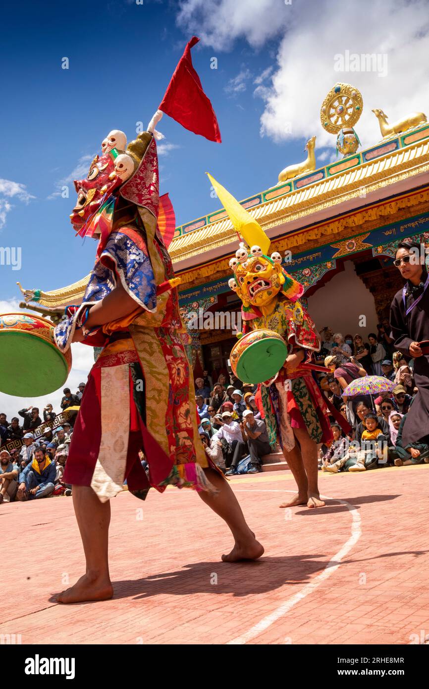 Inde, Ladakh, vallée de Leh, Sakti, Takthok, Tak tok Tsechu, festival, Seigneur masqué jaune du temps et sagesse transcendante, danseurs de Mahakala Cham Banque D'Images