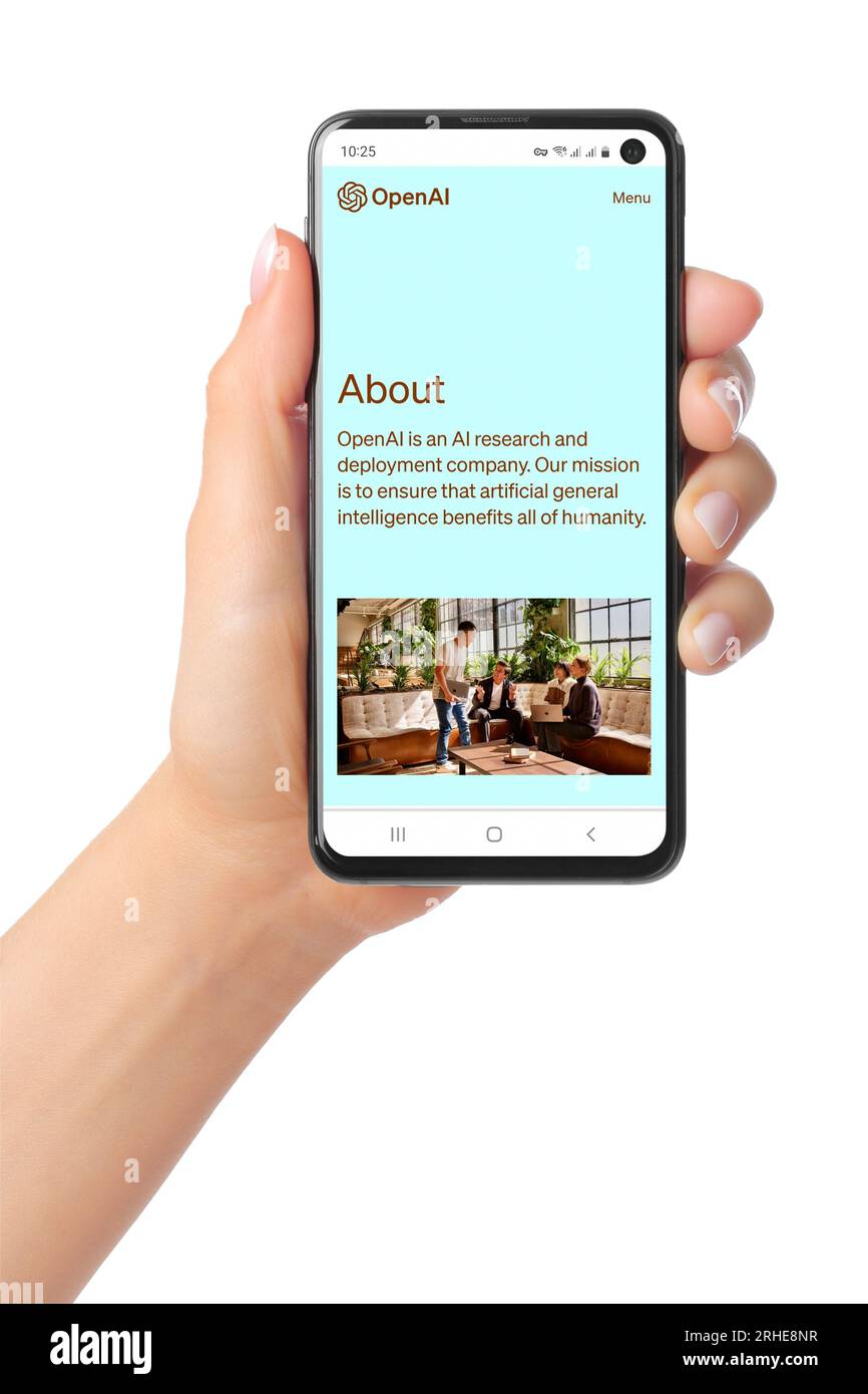 Kiev, Ukraine - 07 mars 2023 : page d'accueil du site Web OpenAI sur l'écran du téléphone en main. OpenAI est un organisme de recherche en intelligence artificielle à but non lucratif Banque D'Images