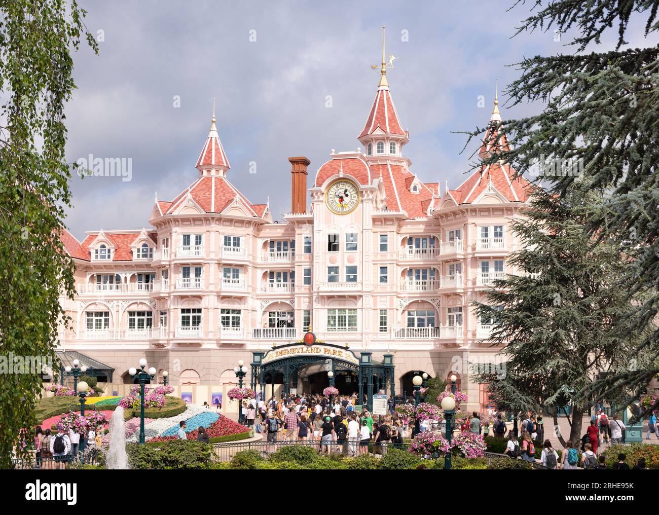 L'hôtel Disneyland, contenant l'entrée de Disneyland Paris pour les visiteurs ; Disney, Paris France Europe Banque D'Images