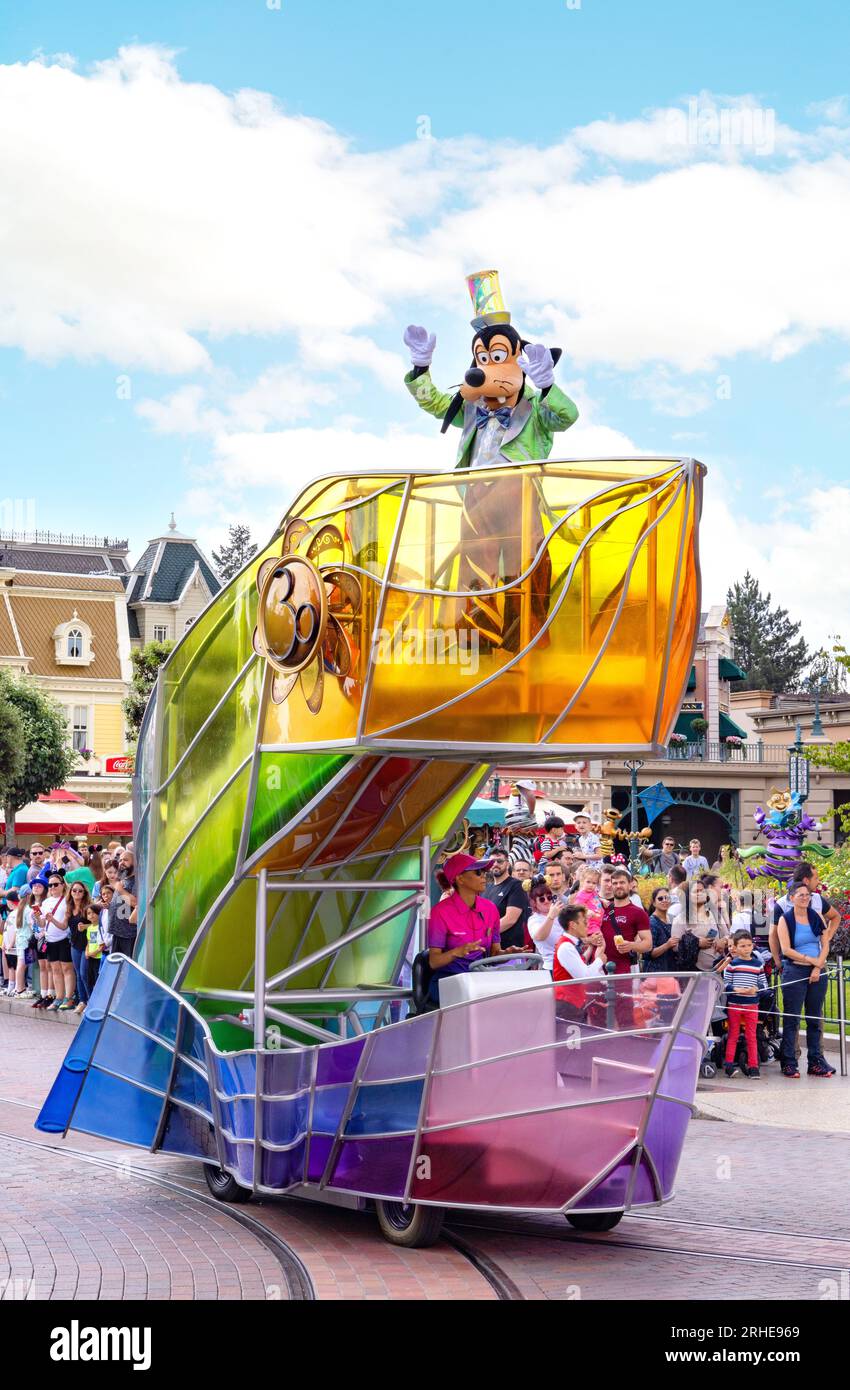 Disneyland Paris parade - Dingo personnage sur un véhicule coloré dans la parade disney ; Disneyland Paris en été, France Europe Banque D'Images
