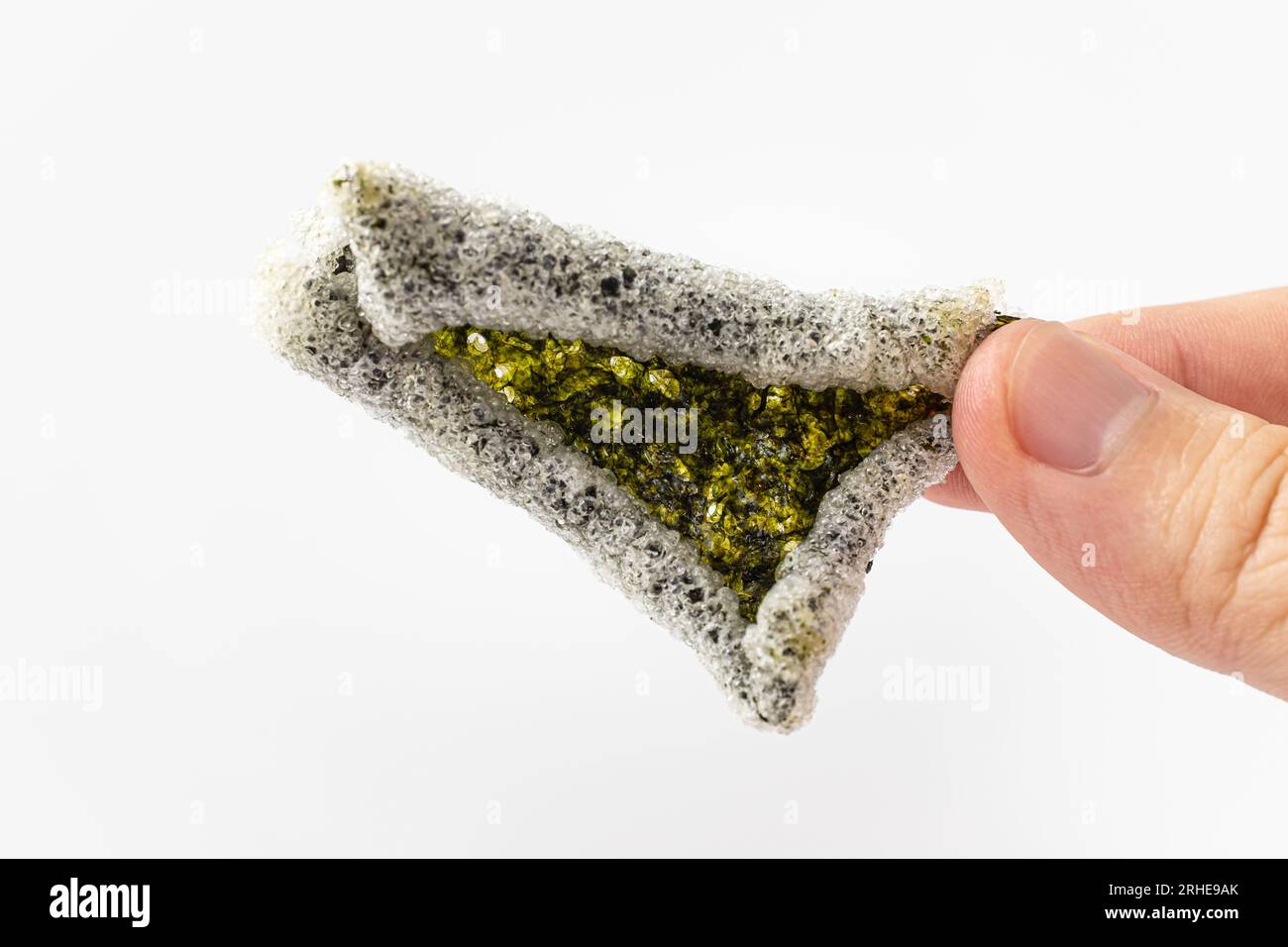 Snack d'algues frites de riz gluant sur fond blanc Banque D'Images