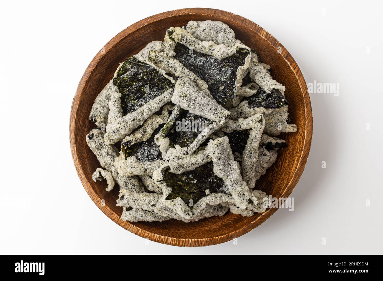 Snack d'algues frites de riz gluant sur fond blanc Banque D'Images