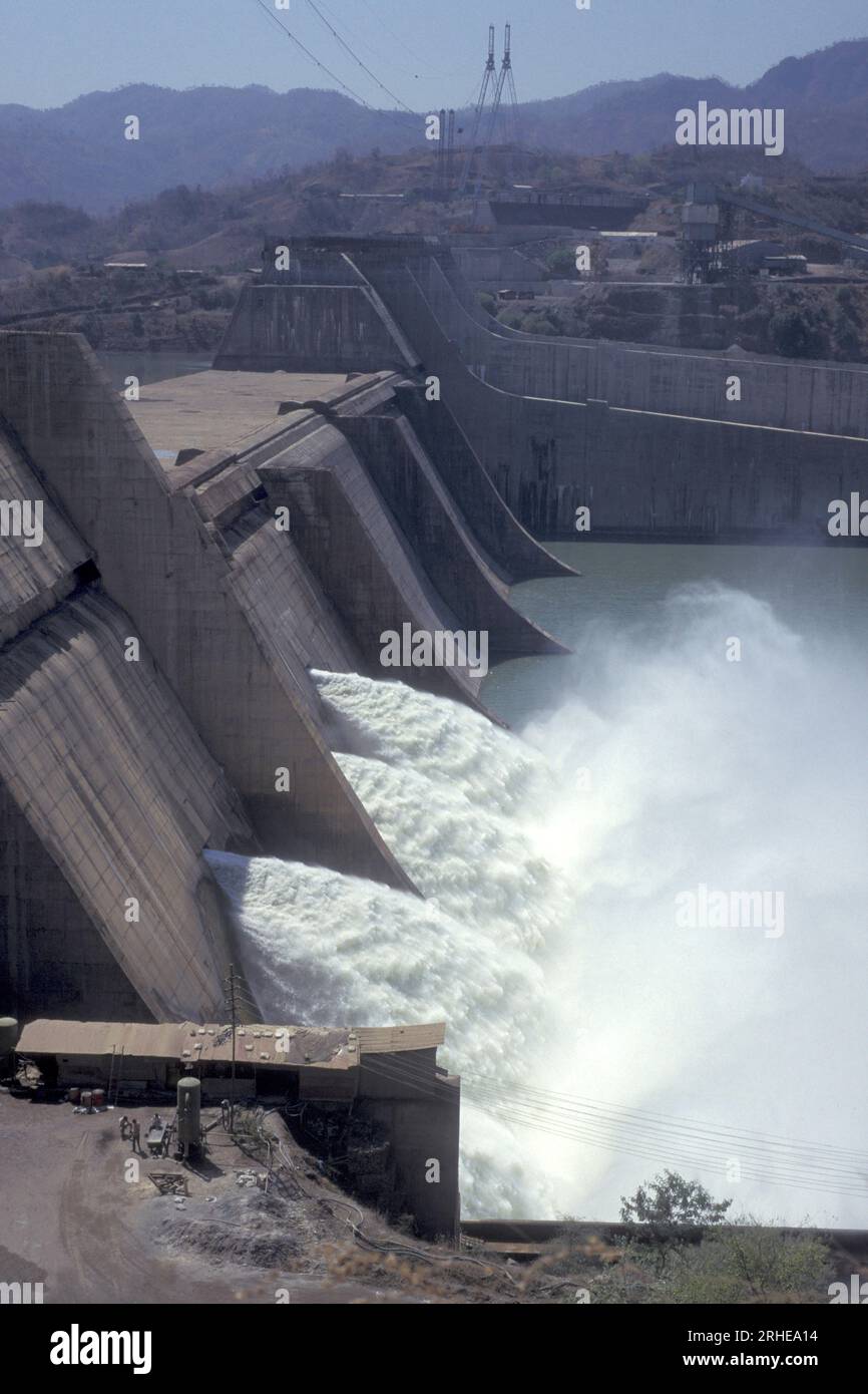 Le chantier de construction du barrage de Sardar Sarovar sur la rivière Narmada près de la ville de Kavadiya dans la province du Gujarat en Inde. Inde, Gujarat, Apri Banque D'Images